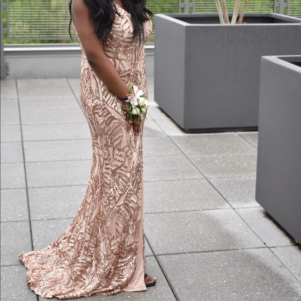 Rosegold long flawy open back prom dress.
